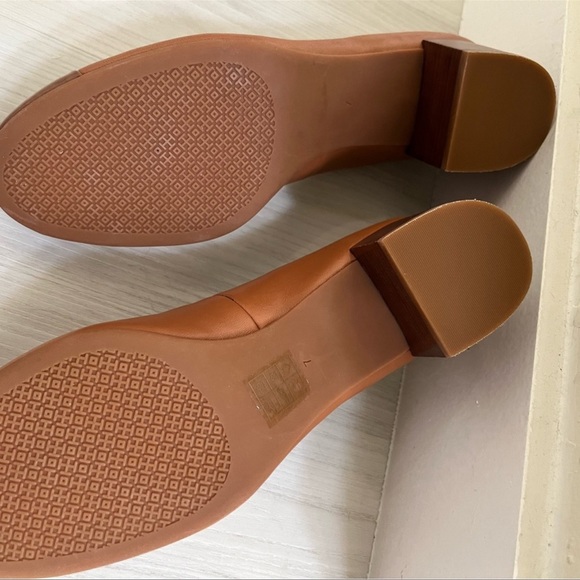 TORY BURCH RALEIGH CAP TOE PUMP
NWOT never worn. - Picture 6 of 14